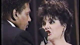 Linda Ronstadt amp Aaron Neville Dont Know Much live 1990 [upl. by Tjader140]