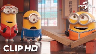 MINIONS EL ORIGEN DE GRU  Los minions intentan romper una tabla con sus cabezas [upl. by Laehcimaj]