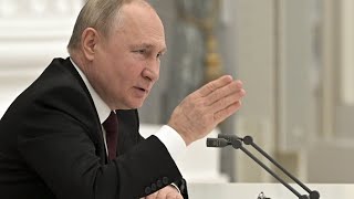 Putin ordnet Entsendung von Truppen in die Ostukraine an [upl. by Eiznek]