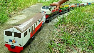 Kereta Tua Kirim Lokomotif Baru [upl. by Cutcheon678]