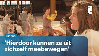 Kinderen met een beperking dansen met verf en overall op het witte doek  L1 Nieuws [upl. by Janice]