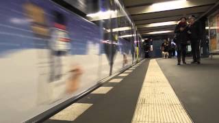 Ankunft der Weihnachts U Bahn im U Bahnhof Uhlandstraße [upl. by Erbas]