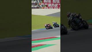 Viñales ultrapassa Bagnaia automobile motogp marcmarquez racing [upl. by Caro]