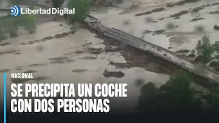 Un coche se precipita con dos personas dentro por la crecida del río Alberche [upl. by Gaultiero]