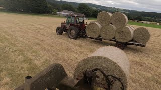 1958 loadall JCB loading round bales onto 1980’s Massey Ferguson and trailer [upl. by Nitsed883]