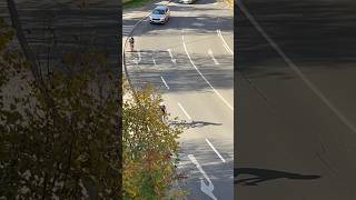 Was macht radfahrer mit dem weißen HelmIst es richtigdriving bike helmet Ein Blick vom Balkon [upl. by Teuton114]