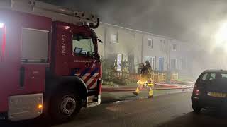 Rookmelder redt leven van slapende bewoner bij woningbrand in Drachten [upl. by Ennej]