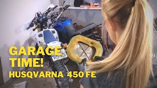 Husqvarna FE 450  Serwis  wymiana oleju filtrów baku osłon [upl. by Akeret384]