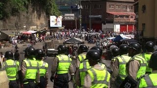 Caracas la police déployée contre les pillages [upl. by Laeahcim]