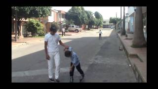 caidas graciosas de mi hijo aprendiendo a patinar MP4 [upl. by Napier]