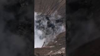 Ein Blick in den aktiven Vulkan Bromo Kraterrand Gunung Mount Bromoactive volcano Indonesia shorts [upl. by Medor]