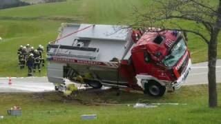 Feuerwehrfahrzeug verunglückt auf Einsatzfahrt [upl. by Llered]