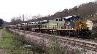 Trainspotting CSX 1902 Clinchfield leads CSX P001 Santa train around Faber KY [upl. by Rehpatsirhc]