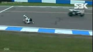 SBK 2011 Donington impressionante Park Maxime Berger loses wheel 2011 perde ruota posteriore crash [upl. by Atsirhcal49]