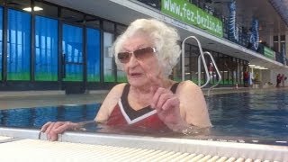 100jährige Lucie Schlicht ist 100 und schwimmt seit 98 Jahren [upl. by Intruoc363]