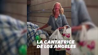 Cette cantatrice sansabri à Los Angeles a suscité un vent de solidarité [upl. by Nywles]