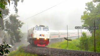 Kereta Pasundan Menembus Hujan Lebat amp Kabut Ketika Meliuk Di Jembatan Cirahong [upl. by Anhavas848]