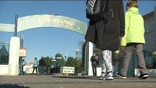 Disneyland lenfant accidenté aurait quitté son siège quottrop tôtquot  3110 [upl. by Warthman]