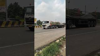 Trailer truk Hino 500 putih melaju cepat muatan baja panjang gas poll [upl. by Lankton]