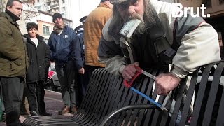 La RATP installe de nouveaux bancs quotantiSDFquot [upl. by Nallak]