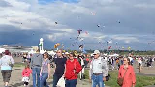 Drachenfest auf dem Tempelhofer Feld Berlin  to fly a Kite [upl. by Eilsek522]