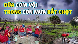 Bữa Cơm Vội Trong Cơn Mưa Bất Chợt Tại Trang Trại  Team Huyền Thoại [upl. by Krongold]