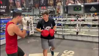 Lindolfo Delgado training on mitts  esnews boxeo [upl. by Bora651]