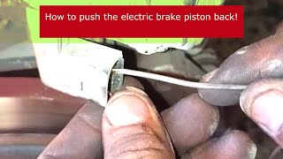 astuce mécanique pour repousser un piston sur un etriers électrique تركيب فحمات الفرامل car cars [upl. by Fugazy]