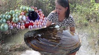 The 10yearold giant river clam was indeed a surprise and a huge green pearl was harvested [upl. by Asserat]