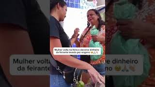 Exemplo de honestidade mulher volta e devolve dinheiro que feirante colocou na sacola sem querer [upl. by Eirene652]