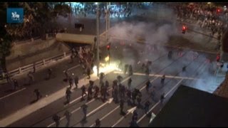 Segundo protesto antes da final da Copa das Confederações tem conflito entre manifestantes e polícia [upl. by Adnolehs]