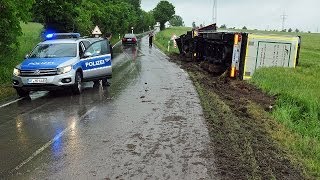 Berndorf Sattelzug kippt auf Umleitungsstrecke um  Vollsperrung [upl. by Niltac]