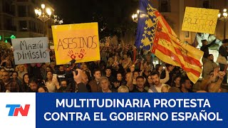 Miles de personas protestaron en Valencia contra la gestión de las inundaciones [upl. by Atnohsal]