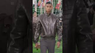 Défilé LOUIS VUITTON Homme PrintempsÉté 2025  Paris Fashion Week [upl. by Noirred]