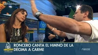 Tomás Roncero le canta el himno del Madrid a Carme Barceló [upl. by Oicangi210]