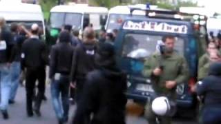 Skandalvideo Polizei schlägt friedlichen Demonstranten zusammen  Kriminelle Polizisten [upl. by Harad]