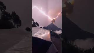 RAYO IMPACTA EN VOLCÁN en ERUPCIÓN  Volcán fuego Guatemala [upl. by May714]