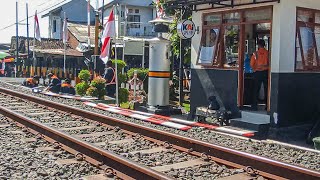 Palang Pintu Patah Ditabrak Mobil Kereta Api Melintas di Perlintasan JPL 151 Jember keretaapi [upl. by Namharludba]