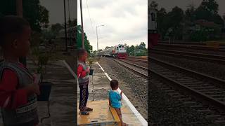 Kereta Api Pasundan keretaapi keretaapituttuttut pasundan railfans keretacepat basuri telolet [upl. by Ambur712]