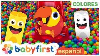 JUGANDO CON PELOTAS DE COLORES  Colores en español para niños  BabyFirst Español [upl. by Neural849]