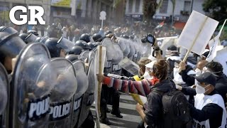 Reprimen a manifestantes en Argentina [upl. by Turtle]