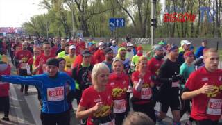 5 ORLEN Warsaw Marathon  start maratonu [upl. by Sgninnej]