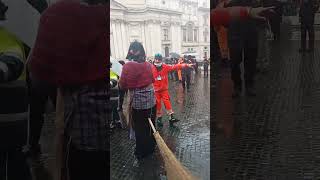 ARRIVO DELLA BEFANA IN PIAZZA NAVONA 2  FESTA EPIFANIA 2024 [upl. by Llebiram]