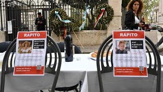 Nel ghetto di Roma un tavolo per gli ostaggi israeliani 203 sedie vuote per lo shabbat [upl. by Nipha]