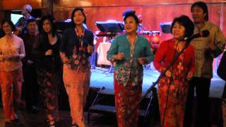 Baba Nyonya Dancing amp Singing Ai Pia Cia E Ya [upl. by Monreal840]