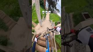 QUE LOCURA ESTAS ESCALERAS 🫨🫨🥵 mtb enduromtb downhill peligro [upl. by Angrist112]