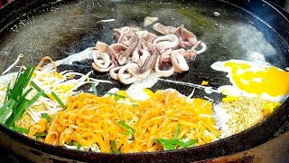 Pad Thai with squid in Bangkok  Thai street food [upl. by Beebe389]