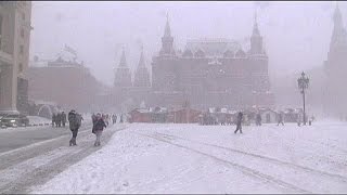 Une tempête de neige sème le chaos à Moscou [upl. by Joby]