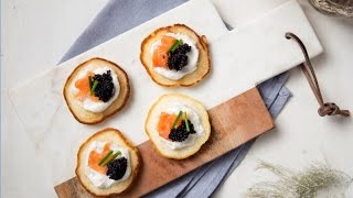 Blinis met zalm lompviseitjes en mierikswortelyoghurt [upl. by Nnairret]