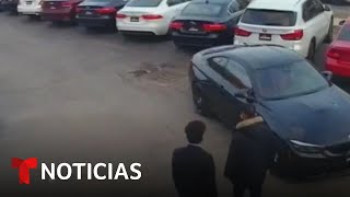 Este hombre se sujeta al cofre de un auto en movimiento para evitar un robo  Noticias Telemundo [upl. by Ahsinrac]